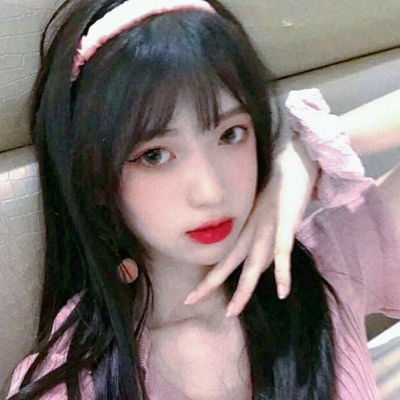 红色精灵与树